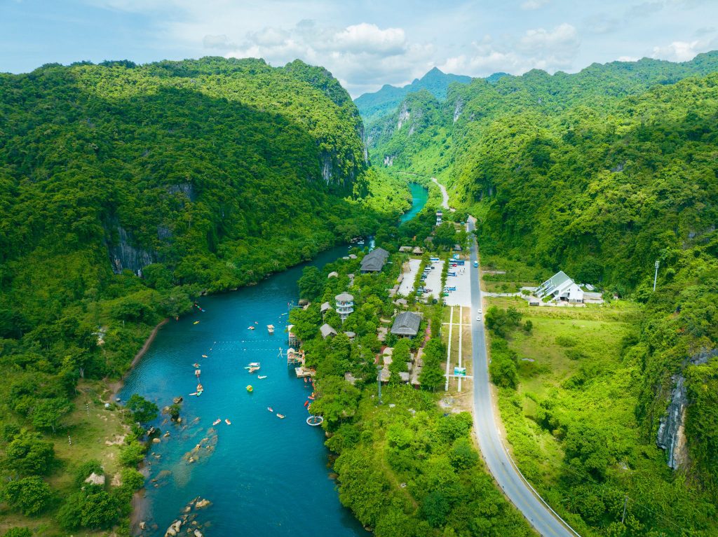 Khám phá Hành trình Miền Di Sản 3 ngày 2 đêm 3 Thung Lũng Ngọc Bích Quảng Bình từ trên cao